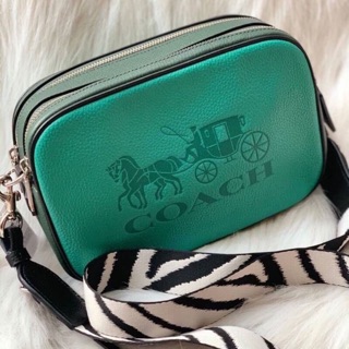 Coach Jes Crossbody 2 ซิปรุ่นใหม่ ปั๊มลายรถม้า สายสะพายแบบสปอร์ต สวยมากค่ะ