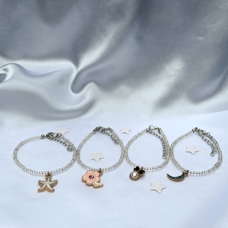 Choose Your Charm กำไลใส่จี้ ใช้ลูกปัดสีเงินขนาด 3 มม. ปรับขนาดได้ตามข้อมือ 13-18 ซม. เลือกจี้เองได้ตามชอบ มีหลายแบบ
