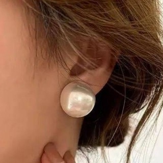 ต่างหูไข่มุกขนาดใหญ่ Huge pearl earrings.