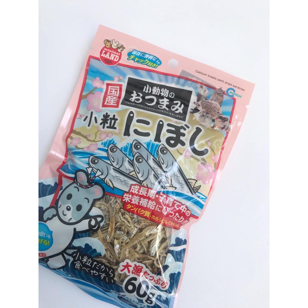 ปลาชาดีนอบแห้ง สินค้านำเข้าจากญี่ปุ่น มีโปรตีนและแคลเซี่ยมเหมาะสำหรับสัตว์เล็ก ช่วยลดกลิ่นอุจจาระ อร่อยพร้อมบำรุง