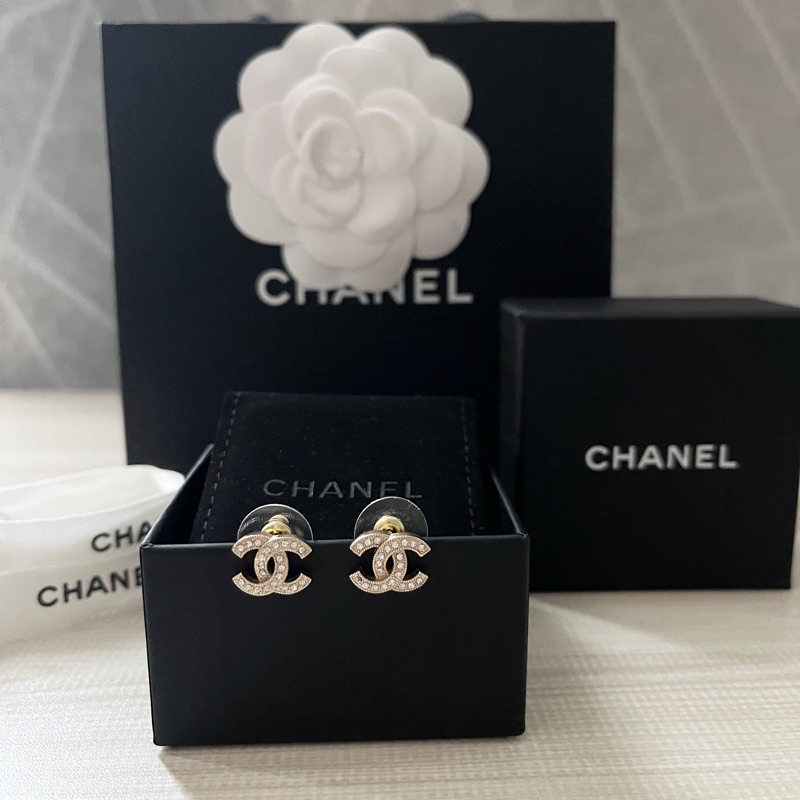 Chanel classic earrings 1.3 cm ghw