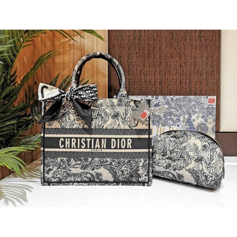 CHRISTIAN DIOR TOTEBAG WITH CLUTCH VIP GIFT WITH PURCHASE พรีเมี่ยมกิ้ฟรุ่น Limited จาก DIOR DUTYFREE COUNTER