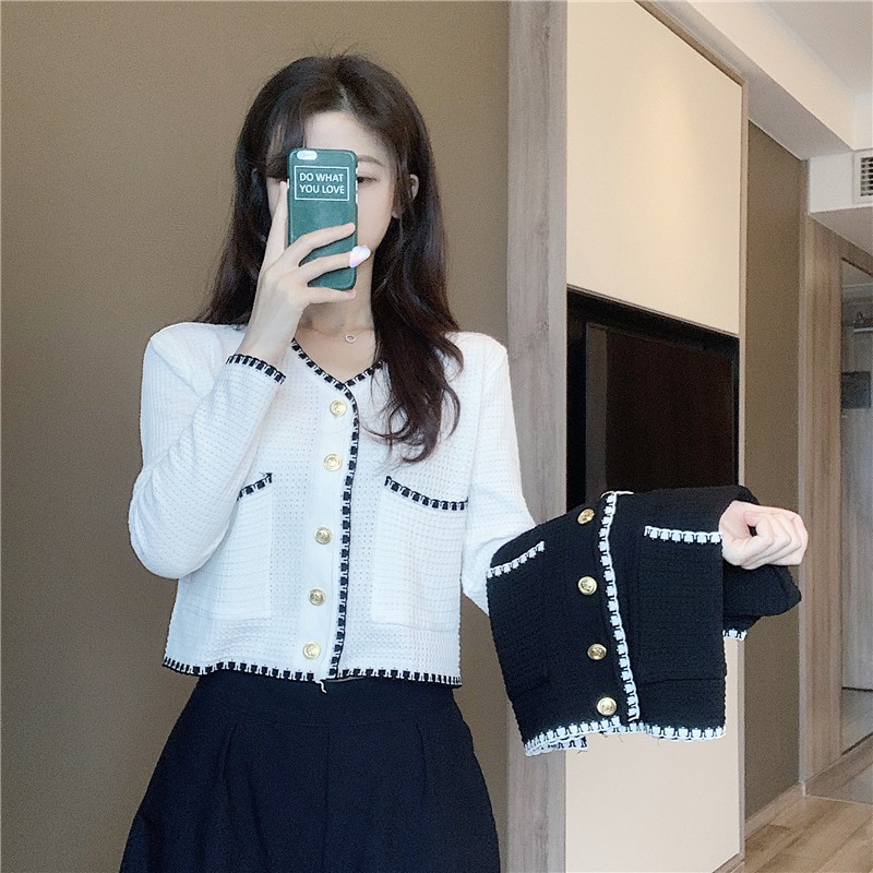 KOKO ❤️ เสื้อไหมพรมถัก แขนยาว มีกระเป๋า กระดุมสีทอง งานสวย สไตล์ชาแนล รูปทรงลูกคุณหนู ผ้านิ่มใส่สบายมาก 261-2