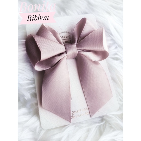 [ พรีออเดอร์ ] ใหม่ เฉดสีพิเศษ โบว์ติดผมผ้าซาตินสีม่วงซีด Antique mauve สวย หรูหรา มากๆ collection Bonita Signature