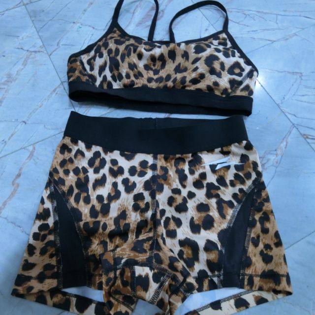 ชุดออกกำลังกายsมือ2 สภาพดี80% ยี่ห้อzanimแบรนด์ของดารา คุ้มมาก ได้ทั้งเซท