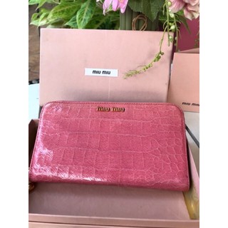 Used M i u M i u Zippy Wallet แท้ 100% มาพร้อมกล่อง การ์ด