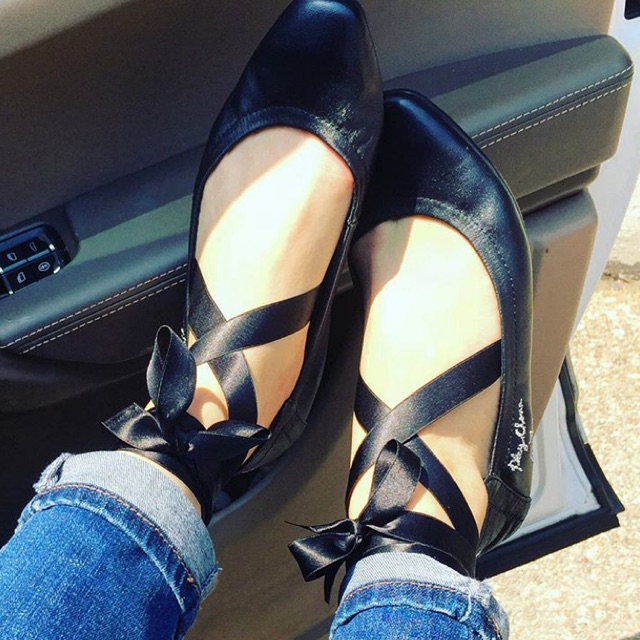 รองเท้าบัลเล่ต์ รุ่น Ploychava x O&B มี ริบบิ้น / ผูกโบว์ ที่ข้อเท้าได้ oandb