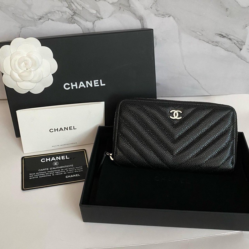 Chanel chevron caviar medium zippy wallet holo27