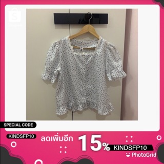 ส่งต่อ มือ2 เสื้อคอเหลี่ยมลายดอก แต่งขอบลูกไม้ ราคา 120 บาท