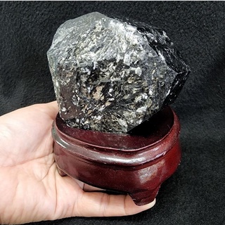 หินก้อนแบล็คทัวร์มาลีน แบล็คทัวร์มาลีน ทัวมารีน ทัวมาลีน(Black Tourmaline)มีติดแร่ไมก้าน้ำหนัก 688.4 กรัม