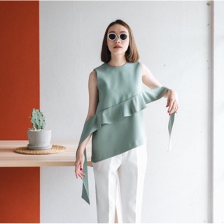 New!! Ruffle Top สีเขียว size S ของ Naris brand ของใหม่ป้าห้อยคะสวยมี design คะ