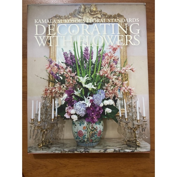 หนังสือการจัดดอกไม้ของคุณกมลา สุโกศล ภาษาอังกฤษ Kamala Sukosol's Floral standard Decorating with Flo