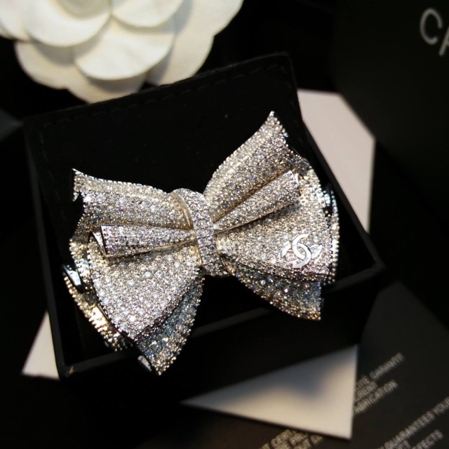 เข็มกลัดโบว์จีบ ฝังเพชร CZ ลายพลิ้ว งานพรีเมียมเกาหลี