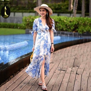 kudapy Maxi Dress ยาวสีขาวพิมพ์ลายดอกสีฟ้า สวยหรู เนื้อผ้าสวย เจาะตาไก่แต่งโบว์เกร๋ๆ เดรสทรงผ่าหน้าคอตัววี