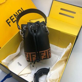 Fendi mini bag งาน ori full box set
หนังแท้ คุณภาพดี ดาราเซเล็บใช้กันเยอะ