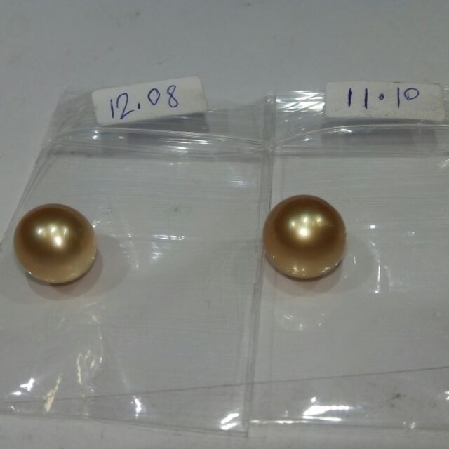 South Sea Pearlsสีทองมันวาง ทรงไข่เกือบกลมไม่ได้เจาะรู
ขนาด 11-12 mm มี2เม็ด 11.10 Cts.&amp;12.08 Cts.เม็ดละ 7,500 บาท