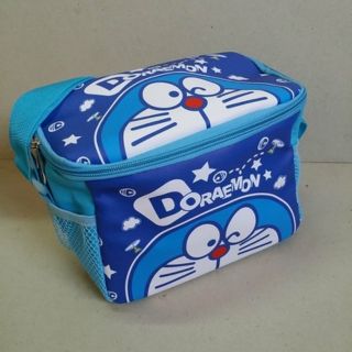 กระเป๋าสะพาย เก็บร้อนเย็น ลาย โดเรม่อน Doraemon ด้านในเป็น ฟรอย ค่ะ ขนาด 8.5x5x6 นิ้ว