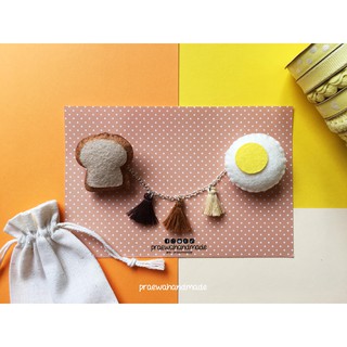 ฺBread &amp; fried egg pin/brooch with mini tassels เข็มกลัดขนมปังและไข่ดาว