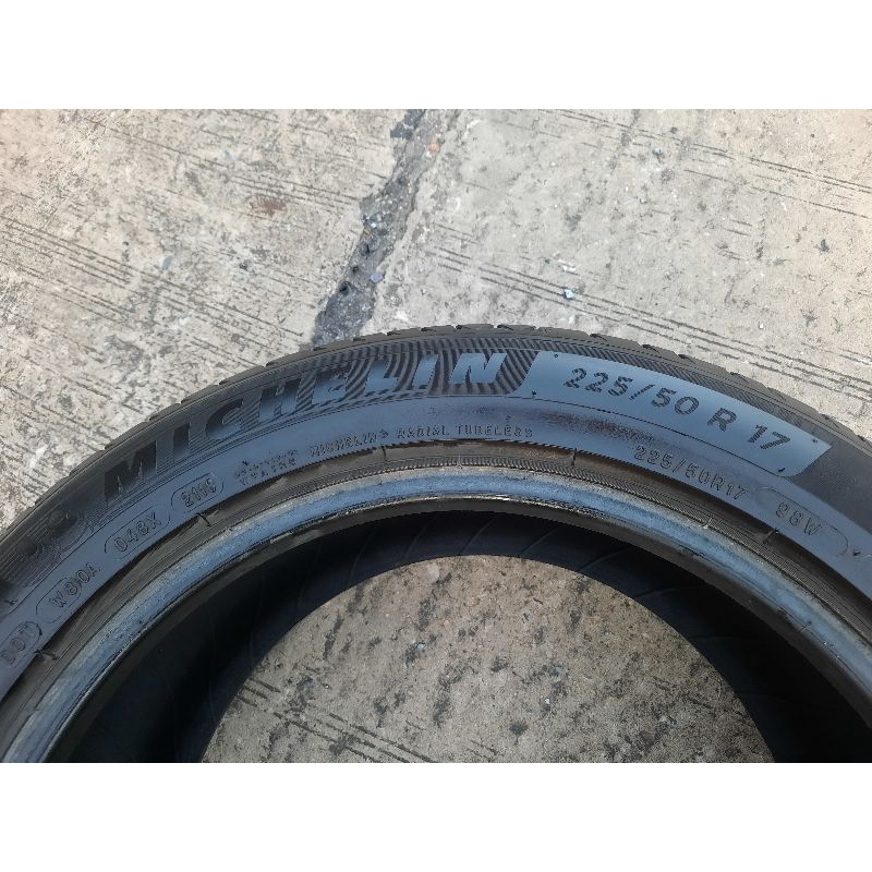 ยางเปอร์เซนต์ Michelin 22550R17 ปี18 มีตำหนิโดนหินหน้ายาง