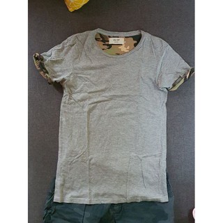 (Used) Cotton On เสื้อยืดสีเทาอ่อน ไม่มีลายแต่งในคอและแขนเสื้อ เป็นลายพรางทหาร ผ้านุ่ม ใส่น้อย สภาพดีมาก