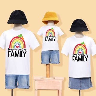 เสื้อยืด พิมพ์ลายกราฟฟิค Love Makes A Family สีรุ้ง สําหรับครอบครัว คุณพ่อ คุณแม่