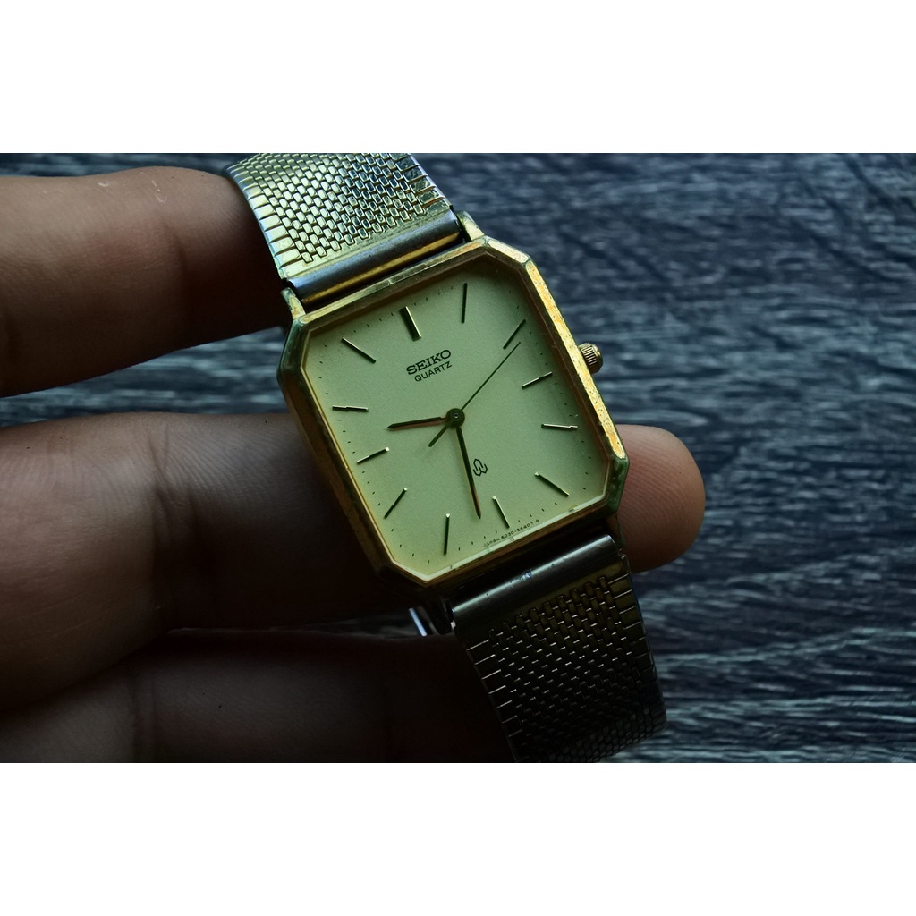 นาฬิกา Vintage มือสองญี่ปุ่น SEIKO 6030-5470ระบบQuartz ผู้ชาย ทรงสี่เหลี่ยม กรอบทอง หน้าทอง หน้าปัด 35mm