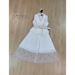 Dress คอปกแขนกุด เนื้อผ้ามีลายในตัวเย็บชุดติดกันเป็นกระโปรงอัดพลิส แต่งชายลูกไม้