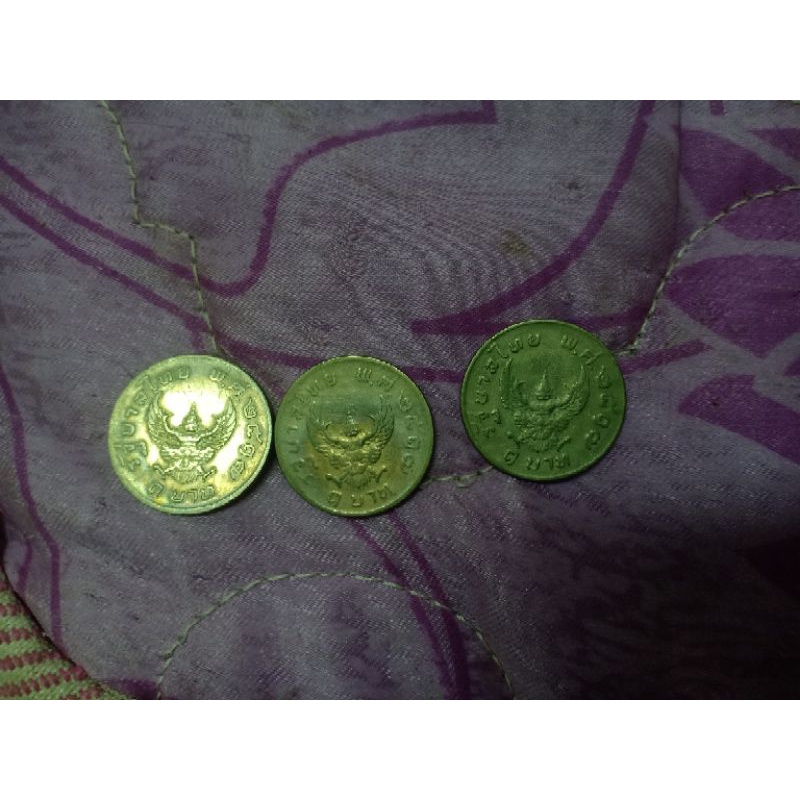เหรียญครุฑ ปี 2517 มือ2