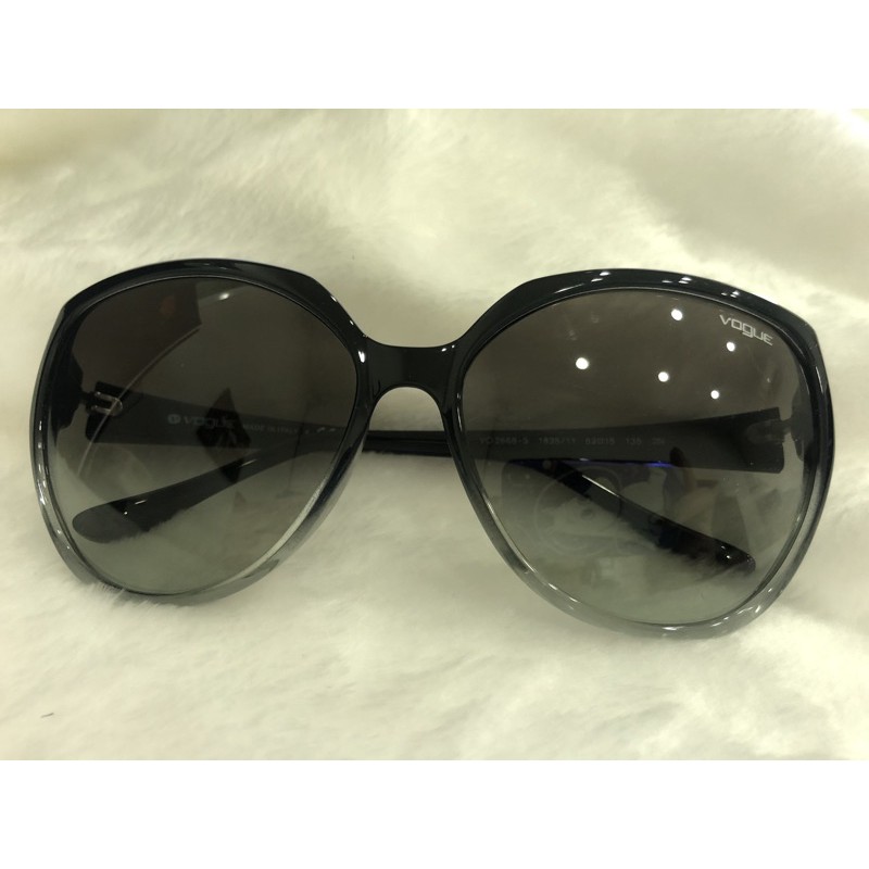แว่นตากันแดด Vogue สีเทา