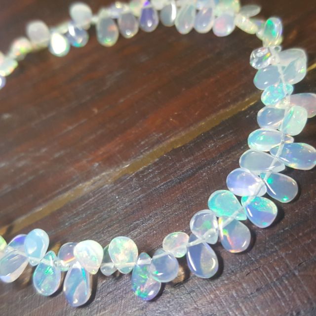 สร้อยโอปอลแท้ ไฟสวย เส้นจริงเล่นแสงระยับ 7.5" (Natural Rainbow Opal Beads Bracelet)