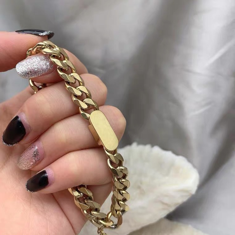 สร้อยข้อมือโซ่เหล็กไทเทเนียม ชุบทอง 18K กันน้ํา ไม่เป็นสนิม สไตล์ฮิปฮอป อเมริกัน สตรีท ออกแบบดี สุดเท่ ไม่ระคายเคือง