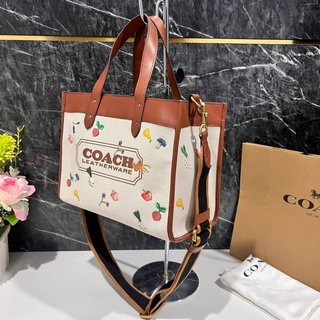 พร้อมส่ง กระเป๋า OUTLET แท้ 💯%  COACH 2773 FILD TOTE 30 WITH GARDEN EMBROIDERY COACH BADGE