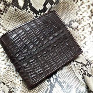 กระเป๋าสตางค์crocodile  tail brown wallet super grade super cheap