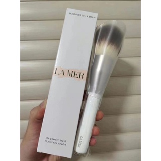 La mer Powder Brush ใช้ดีมากค่ะมีกล่องตามภาพค่ะ แปรงปัดแป้งฝุ่นลาแมร์ ที่ทำจากขนแปรงสังเคราะห์ที่หนาแน่นและนุ่มนวลเป็นพ