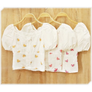 เสื้อฉลุ แขนสั้น คอกว้าง คอปาด แต่งลูกไม้  ลายดอก