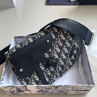 กระเป๋าสะพายข้าง DIOR SADDLE MESSENGER BAG     รุ่นสุดหิดของดีออมาเเล้วจะงานสวยมากพร้อมอุปกรณ์ครบชุด 💛