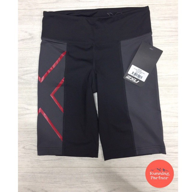 2XU Women’s Mid-rise Compression Shorts - ink/cherry pop กางเกงรัดกล้ามเนื้อขาสั้น