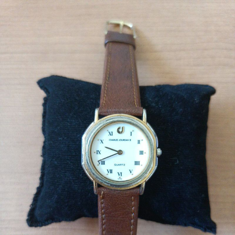 นาฬิกาแบรนด์เนมCHARLES JOURDANหน้าปัดสีขาว ขอบทอง ตัวเรือนสีเงิน สายหนังสีน้ำตาลของแท้มือสองสภาพสวย