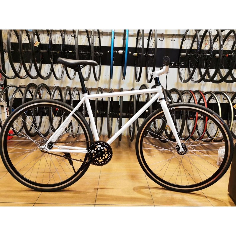 (ลดล้างสต๊อก) จักรยาน ไฮบริท forever single speed สีขาวและดำ ล้อ 700c