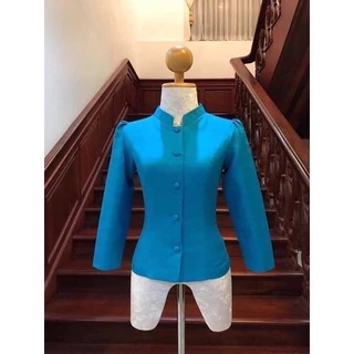 เสื้อไหมหม่อนทรงจิตรลดาแถมเข็มกลัดอัดผ้ากาวทั้งตัวงานสวยเย็บละเอียดมากค่ะผ้าด้านข้างขยายได้1-2นิ้วมีไชร์32ถึงอก50ค่ะ