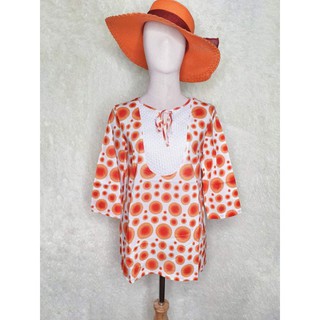 เสื้อพื้นขาวลายจุดส้ม เคลียสต็อก