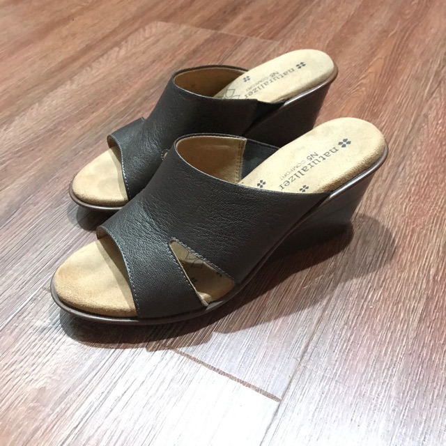 [สินค้ามือสอง] Naturalizer รองเท้าส้นเตารีดสี Bronze ส้นหนา 2.5 นิ้ว Size 37