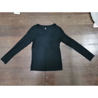 (used)​เสื้อยืดแขนยาวคอวี uniqlo