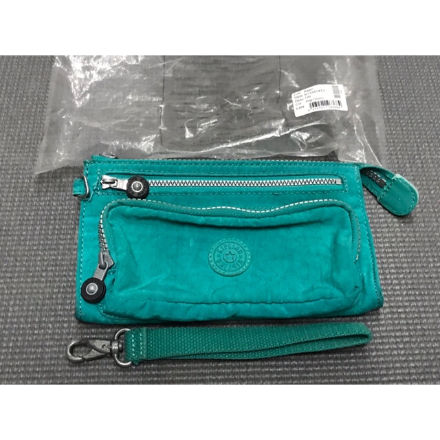 Kipling ของแท้! รุ่น UKI สีเขียว หายาก มือสอง สภาพ 75% ใส่บัตรได้เยอะ มีสายคล้องมือ ส่งฟรี!