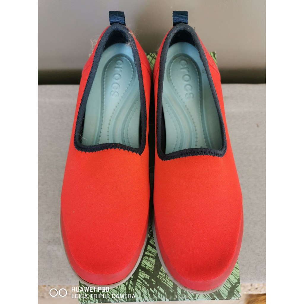 รองเท้า crocs สีแดง มือสอง สภาพดี แท้ 100% SIZE W7/UK5/EURO37.5