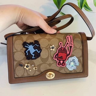 ✨ผ่อน0%แท้100%✨ กระเป๋าสะพาย KEITH HARING HAYDEN FOLDOVER CROSSBODY CLUTCH F55643