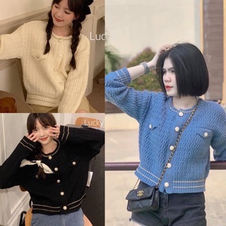 เสื้อคลุมไหมพรมผ่าหน้า ดีเทลเป็นกระเป๋าหลอกช่วงอก พร้อมกระดุมสีทอง เดินด้ายสีทอง ที่ปลายแขนกับชายเสื้อ ลุคคุณหนู