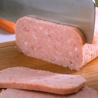 แฮมหมูกระป๋องเนื้อสัมผัสเนียนนุ่ม หอมกลิ่นเครื่องเทศ รสชาติเค็มอ่อนๆขนาด梅林午餐肉罐头340g