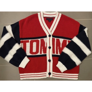 ของใหม่🥰🤩เสื้อไหมพรม Tommy Hilfiger Size L/G (12-14) แนวสตรีทแฟชั่นสดใสน่ารักด้วยดีไซน์แขนแต่งขนฟูสีขาวนิ่มปลายปักแบรนด์