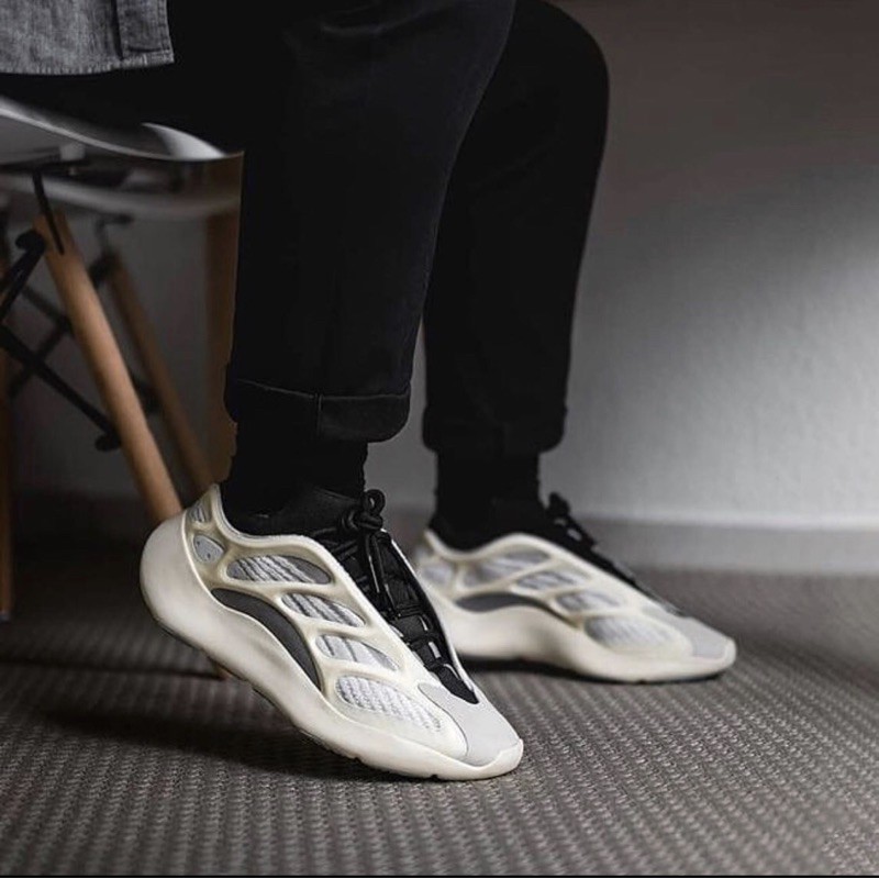 Adidas yeezy 700 v3พร้อมกล่อง